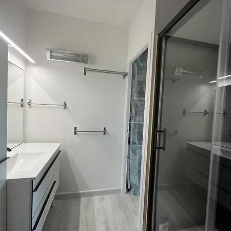 T3 Climatise, Terrasse, Parking, Proche Et Commerces - Fr-1-799-24 Apartment *